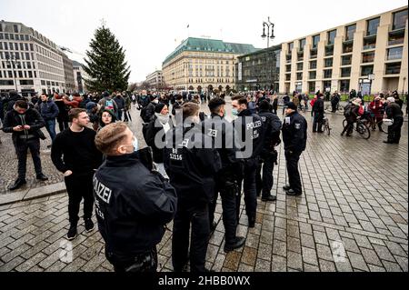 Berlin, Germany. 18th Dec, 2021. Berlin police are looking for participants of the banned demonstration of opponents of the Corona Rules at Berliner Platz. The demonstration had been banned by the Berlin police. Credit: Fabian Sommer/dpa/Alamy Live News Stock Photo
