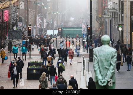 Glasgow, UK. 18th Dec, 2021. On the last shopping Saturday before Christmas, with another lockdown anticipated, ignoring the frosty, misty weather, shoppers were out in force in Buchanan Street in Glasgow city centre. Credit: Findlay/Alamy Live News Stock Photo