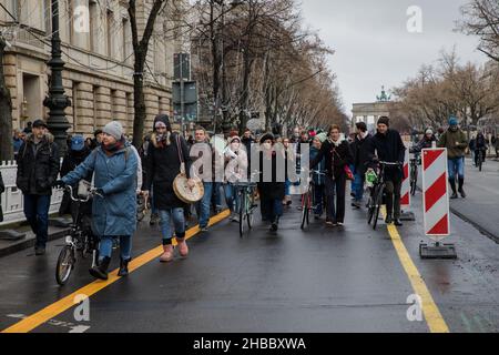 Berlin, Germany. 18th Dec, 2021. Protesters took to the streets of Berlin to rally against coronavirus restrictions and vaccinations. (Credit Image: © Michael Kuenne/PRESSCOV via ZUMA Press Wire) Stock Photo