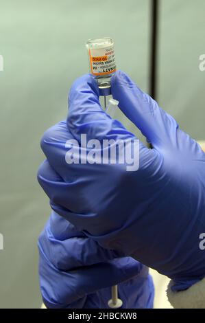 Calafell, Tarragona, Spain. 30th Sep, 2021. A nurse prepares to administer a dose of Pfizer-BioNTech vaccine at a vaccination centre.The Department of Health of Catalonia through the Xarxa Santa Tecla de Tarragona in the prevention of the contagion of SARS-CoV-2 Covid-19 and the new contagion strain Ã³micron has administered the first dose of the COMIRNATY vaccine (COVID-19 vaccine mRNA, Pfizer-BioNTech) to boys and girls between 5 and 11 years of age at the vaccination center located at the Joan Ortoll Sports Pavilion in Calafell. (Credit Image: © Ramon Costa/SOPA Images via ZUMA Press W Stock Photo