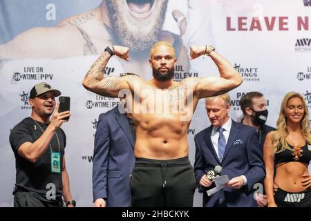 Tampa, Florida, USA. 17th Dec 2021. TAMPA, FL - DECEMBER 17: Deron Williams gets gets on the scale on stage at Seminole Hard Rock Tampa for Jake Paul vs. Tyron Woodley 2 - Media Week on December 17, 2021 in Tampa, Florida, United States. (Photo by Louis Grasse/PxImages) Credit: Px Images/Alamy Live News Stock Photo