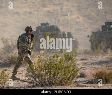 4th Infantry Division commanding general, Maj. Gen. David M. Hodne walks out of the UH-60 Black Hawk helicopter to visit 1st Battalion, 41st Infantry Regiment, 2nd Stryker Brigade Combat Team Nov. 11, 2021 at the National Training Center at Fort Irwin, California. (U.S. Army photo by Spc. Scyrrus Corregidor) Stock Photo