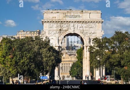 Arco della Vittoria (Victory Arch) in Piazza della Vittoria, memorial arch dedicated to the Genoese who died during World War I, Genoa, Liguria, Italy Stock Photo