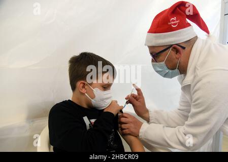 Calafell, Tarragona, Spain. 30th Sep, 2021. A health worker administers a dose of Pfizer-BioNTech vaccine to a child at a vaccination centre.The Department of Health of Catalonia through the Xarxa Santa Tecla de Tarragona in the prevention of the contagion of SARS-CoV-2 Covid-19 and the new contagion strain Ã³micron has administered the first dose of the COMIRNATY vaccine (COVID-19 vaccine mRNA, Pfizer-BioNTech) to boys and girls between 5 and 11 years of age at the vaccination center located at the Joan Ortoll Sports Pavilion in Calafell. (Credit Image: © Ramon Costa/SOPA Images via ZUMA Stock Photo