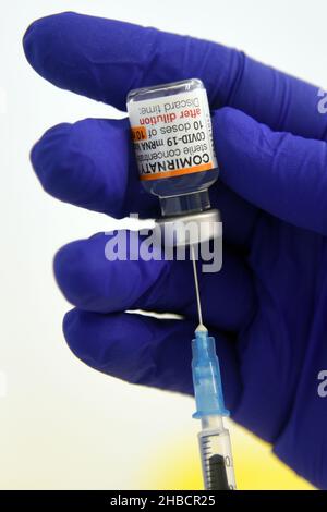 Calafell, Tarragona, Spain. 30th Sep, 2021. A nurse prepares to administer a dose of Pfizer-BioNTech vaccine at a vaccination centre.The Department of Health of Catalonia through the Xarxa Santa Tecla de Tarragona in the prevention of the contagion of SARS-CoV-2 Covid-19 and the new contagion strain Ã³micron has administered the first dose of the COMIRNATY vaccine (COVID-19 vaccine mRNA, Pfizer-BioNTech) to boys and girls between 5 and 11 years of age at the vaccination center located at the Joan Ortoll Sports Pavilion in Calafell. (Credit Image: © Ramon Costa/SOPA Images via ZUMA Press W Stock Photo