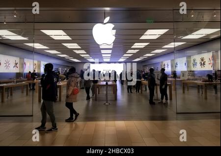 Apple Store (Christiana Mall, Delaware), Where I bought a t…