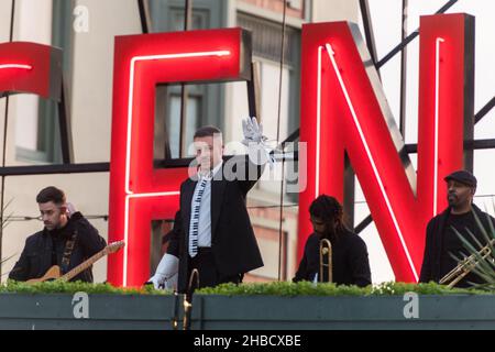 Seattle, USA. 17th Nov, 2021. Macklemore and Windser on the roof at Pike Place Market shooting a video. Stock Photo