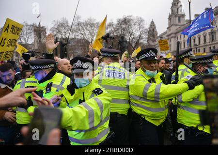 London, UK. 18th Dec, 2021. Police scuffling with protesters trying to prevent a blockade of the street, during the demonstration. Anti vaccine and anti vaccine pass protesters joined by opponents of Covid 19 restrictions, gathered at Parliament Square and marched through central London. (Photo by Thomas Krych/SOPA Images/Sipa USA) Credit: Sipa USA/Alamy Live News Stock Photo