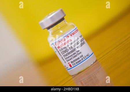 London, UK. 6th Dec, 2021. A vial containing Covid-19 booster vaccine at a vaccination centre. The government is currently rolling out a booster vaccination programme by offering a Covid-19 jab to everyone over the age of 18, by the end of December. (Credit Image: © Dinendra Haria/SOPA Images via ZUMA Press Wire) Stock Photo