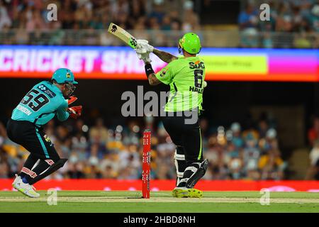 Brisbane, Australia. 19th Dec, 2021. Alex Hales of the Sydney Thunder is struck by the ball in Brisbane, Australia on 12/19/2021. (Photo by Patrick Hoelscher/News Images/Sipa USA) Credit: Sipa USA/Alamy Live News Stock Photo