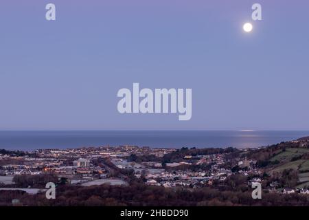 Aberystwyth, Ceredigion, Wales, UK. 19th December 2021  UK Weather: Cold frosty morning in Aberystwyth, as the full moon begins to set over the west coast. © Ian Jones/Alamy Live News Stock Photo