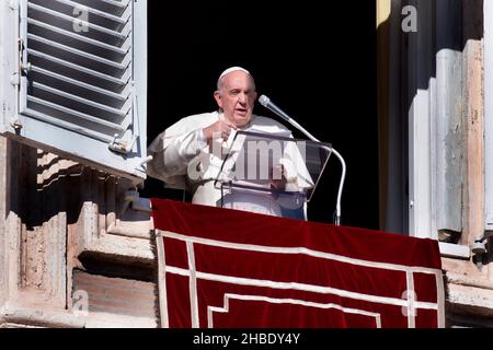 Vatican City, Vatikanstadt. 19th Dec, 2021. Pope Francis Angelus in the Vatican Apostolic Palace. December 18, 2021. RESTRICTED TO EDITORIAL USE - Vatican Media/Spaziani. Credit: dpa/Alamy Live News Stock Photo