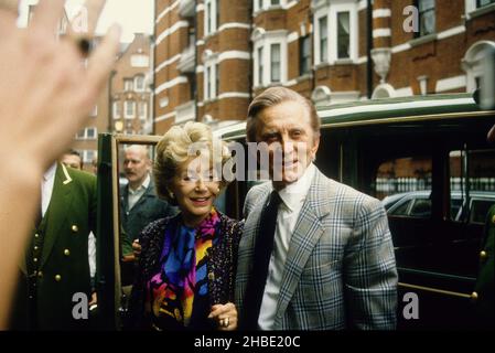 American actor Kirk Douglas and his wife Anne in London 1988 Stock Photo