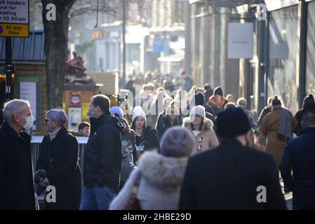 Manchester, UK, 19th December, 2021. City centre Manchester, England, United Kingdom, was packed with Xmas shoppers on the last Sunday before Christmas. Stock Photo