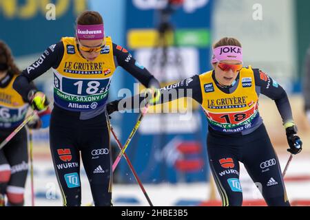 19 December 2021, Saxony, Dresden: Nordic skiing/cross-country skiing: World Cup, team sprint freestyle, women, finals. Sofie Krehl from Germany (l, Germany II) sends team mate Laura Gimmler on her lap. Photo: Daniel Schäfer/dpa-Zentralbild/dpa Stock Photo