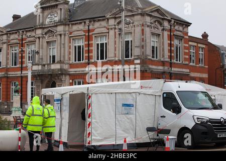 London, UK, 19 December 2021: A pop-up covid testing site in Windrush Square, Brixton. With London seeing an exponential rise in cases of the omicron variant of coronavirus there is increased demand for PCR tests. Anna Watson/Alamy Live News Stock Photo