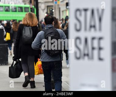 Oxford Street, London, UK. 19th Dec 2021. People Christms shopping in the West End of London. Credit: Matthew Chattle/Alamy Live News Stock Photo