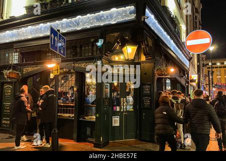 London, UK. 10th Dec, 2021. Dec. 10, 2021 The Crown & Two Chairmen pub on Dean Street in Soho in Central London. According to the British Beer & Pub Association almost one in four pubs have closed since 2000 and news reports say the UK has lost more than 3,000 pubs and bars since March 2020 when the COVID pandemic began. (Photo by Samuel Rigelhaupt/Sipa USA) Credit: Sipa USA/Alamy Live News Stock Photo