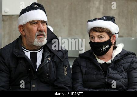 NEWCASTLE FANS IN SANTA HATS, NEWCASTLE UNITED FC V MANCHESTER CITY FC, 2021 Stock Photo