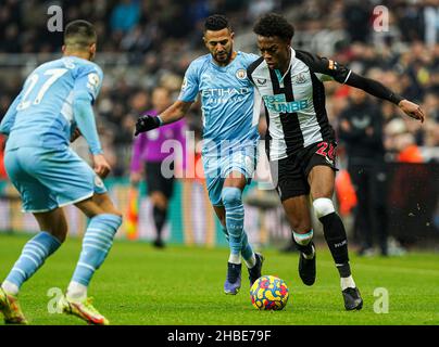 Newcastle United's Joe Willock (right) and Manchester City's Riyad Mahrez (left) battle for the ball during the Premier League match at St. James' Park, Newcastle. Picture date: Sunday December 19, 2021. Stock Photo