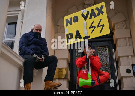 A protester holds a placard that says 'No Vax Pass' at Victoria street during the demonstration. Anti vaccine and anti vaccine pass protesters joined by opponents of Covid 19 restrictions, gathered at Parliament Square and marched through central London. Stock Photo