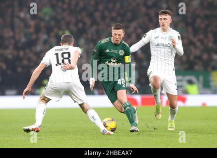 Celtic's Callum McGregor (centre) battles for the ball with Hibernian's Jamie Murphy (left) and Josh Campbell during the Premier Sports Cup Final at Hampden Park, Glasgow. Picture date: Sunday December 19, 2021. Stock Photo