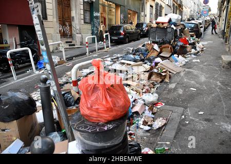 Marseille, France. 18th Dec, 2021. A trash can overflows on the sidewalk and into the street during the strike.Marseille garbage collectors are on strike against the civil service transformation law which makes 35 hours of work per week compulsory for all civil servants as of January 1, 2022. Credit: SOPA Images Limited/Alamy Live News Stock Photo