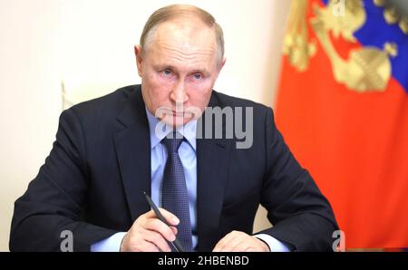Novo-Ogaryovo, Russia. 09 December, 2021. Russian President Vladimir Putin chairs a meeting of the Presidential Council for Civil Society and Human Rights via a video conference from the official residence of Novo-Ogaryovo, December 9, 2021 outside Moscow, Russia. Credit: Mikhail Metzel/Kremlin Pool/Alamy Live News Stock Photo