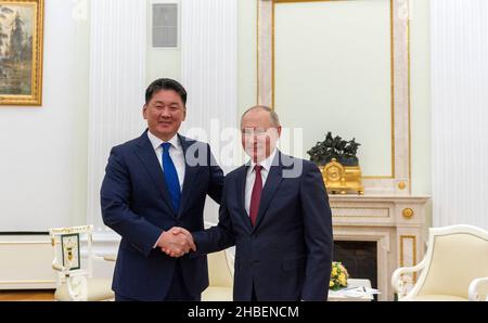 Moscow, Russia. 16 December, 2021. Russian President Vladimir Putin welcomes Mongolian President Ukhnaagiin Khurelsukh, left, prior to the start of their bilateral meeting at the Kremlin, December 16, 2021 in Moscow, Russia. Credit: Alexei Druzhinin/Kremlin Pool/Alamy Live News Stock Photo