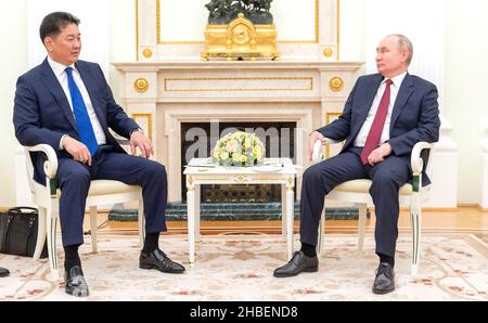 Moscow, Russia. 17 December, 2021. Russian President Vladimir Putin welcomes Mongolian President Ukhnaagiin Khurelsukh, left, prior to the start of their bilateral meeting at the Kremlin, December 16, 2021 in Moscow, Russia. Credit: Alexei Druzhinin/Kremlin Pool/Alamy Live News Stock Photo