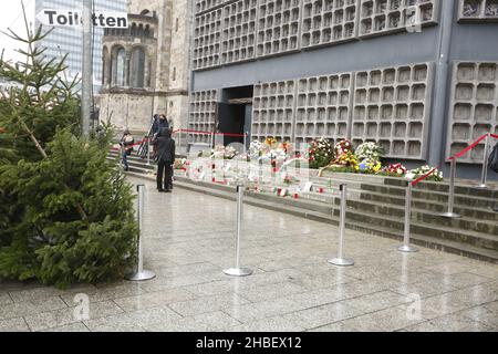 Berlin, Berlin-Charlottenburg, Germany. 19th Dec, 2021. Berlin: Flowers, wreaths and candles for the victims of Breitscheidplatz. (Credit Image: © Simone Kuhlmey/Pacific Press via ZUMA Press Wire) Stock Photo