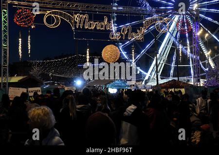 Marseille, France. 18th Dec, 2021. People are seen at the decorated entrance to the Christmas market in Marseille. Credit: SOPA Images Limited/Alamy Live News Stock Photo
