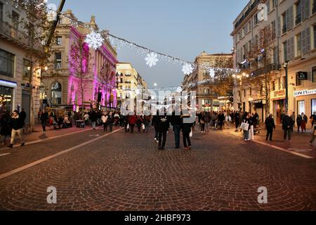 Marseille, France. 18th Dec, 2021. People are seen walking under the Christmas lights of La Canebière in Marseille. Credit: SOPA Images Limited/Alamy Live News Stock Photo