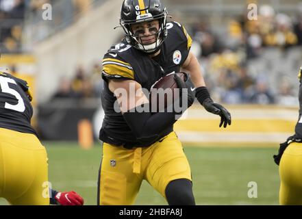 Pittsburgh Steelers tight end Zach Gentry (81) wears a Crucial Catch  sticker on his helmet during the first half of an NFL football game against  the New York Jets, Sunday, Oct. 2