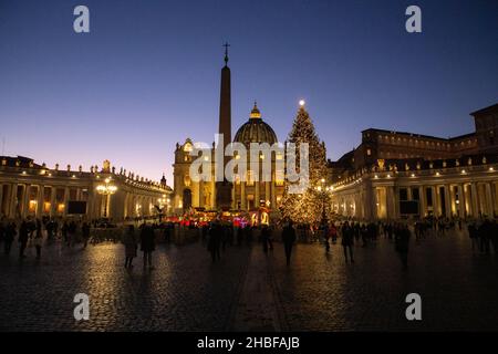 Rome, Italy. 17th Dec, 2021. View of the Nativity scene in St. Peter's Square at sunset on December 17, 2021.(Photo by Matteo Nardone/Pacific Press/Sipa USA) Credit: Sipa USA/Alamy Live News Stock Photo