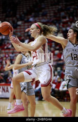 BLOOMINGTON, UNITED STATES - 2021/12/19: Indiana Hoosiers guard Grace Berger (34) plays against Western Michigan Broncos forward Reilly Jacobson (12) during an NCAA women's basketball game on December 19, 2021 at Assembly Hall in Bloomington, Ind. IU beat Western Michigan 67-57. Stock Photo