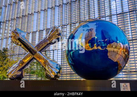 XO World Sculpture by Daniel Anderson at the World Trade Center. View from West Street, New York City. New York, USA Stock Photo