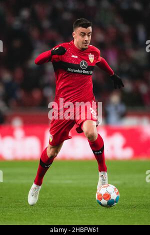 Cologne, Germany. 19th Dec, 2021. Football: Bundesliga, 1. FC Köln - VfB Stuttgart, Matchday 17, RheinEnergieStadion. Stuttgart's Philipp Förster plays the ball. Credit: Marius Becker/dpa - IMPORTANT NOTE: In accordance with the regulations of the DFL Deutsche Fußball Liga and/or the DFB Deutscher Fußball-Bund, it is prohibited to use or have used photographs taken in the stadium and/or of the match in the form of sequence pictures and/or video-like photo series./dpa/Alamy Live News Stock Photo