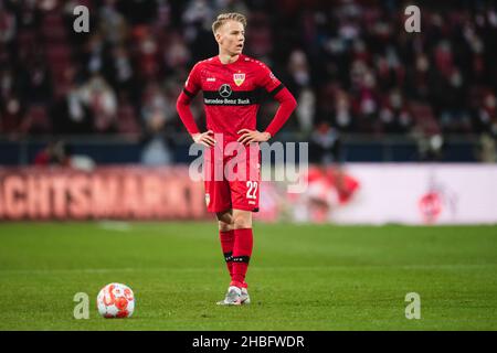 Cologne, Germany. 19th Dec, 2021. Football: Bundesliga, 1. FC Köln - VfB Stuttgart, Matchday 17, RheinEnergieStadion. Stuttgart's Chris Führich plays the ball. Credit: Marius Becker/dpa - IMPORTANT NOTE: In accordance with the regulations of the DFL Deutsche Fußball Liga and/or the DFB Deutscher Fußball-Bund, it is prohibited to use or have used photographs taken in the stadium and/or of the match in the form of sequence pictures and/or video-like photo series./dpa/Alamy Live News Stock Photo