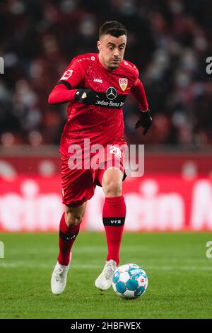 Cologne, Germany. 19th Dec, 2021. Football: Bundesliga, 1. FC Köln - VfB Stuttgart, Matchday 17, RheinEnergieStadion. Stuttgart's Philipp Förster plays the ball. Credit: Marius Becker/dpa - IMPORTANT NOTE: In accordance with the regulations of the DFL Deutsche Fußball Liga and/or the DFB Deutscher Fußball-Bund, it is prohibited to use or have used photographs taken in the stadium and/or of the match in the form of sequence pictures and/or video-like photo series./dpa/Alamy Live News Stock Photo