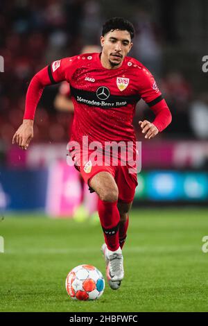 Cologne, Germany. 19th Dec, 2021. Football: Bundesliga, 1. FC Köln - VfB Stuttgart, Matchday 17, RheinEnergieStadion. Stuttgart's Omar Marmoush plays the ball. Credit: Marius Becker/dpa - IMPORTANT NOTE: In accordance with the regulations of the DFL Deutsche Fußball Liga and/or the DFB Deutscher Fußball-Bund, it is prohibited to use or have used photographs taken in the stadium and/or of the match in the form of sequence pictures and/or video-like photo series./dpa/Alamy Live News Stock Photo