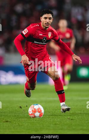 Cologne, Germany. 19th Dec, 2021. Football: Bundesliga, 1. FC Köln - VfB Stuttgart, Matchday 17, RheinEnergieStadion. Stuttgart's Omar Marmoush plays the ball. Credit: Marius Becker/dpa - IMPORTANT NOTE: In accordance with the regulations of the DFL Deutsche Fußball Liga and/or the DFB Deutscher Fußball-Bund, it is prohibited to use or have used photographs taken in the stadium and/or of the match in the form of sequence pictures and/or video-like photo series./dpa/Alamy Live News Stock Photo