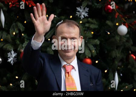 London, UK. 19th Dec, 2021. Andrew Marr gestures to the media at BBC Broadcasting House after filming the final episode of the Andrew Marr Show in London.Marr is leaving the BBC after 20 years and his Sunday morning interview programme will be temporarily taken over by Sophie Raworth from 9th January. (Photo by Tejas Sandhu/SOPA Images/Sipa USA) Credit: Sipa USA/Alamy Live News Stock Photo