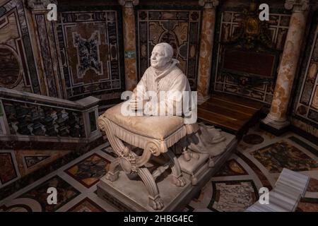 Rome, Italy, Basilica of Saint Mary Major (Basilica di Santa Maria Maggiore) interior, statue of Pius IX in prayer (1880) by Ignazio Jacometti in the Stock Photo
