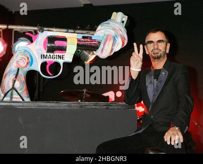 Ringo Starr unveils his uniquely designed replica 'knotted barrel' statue for The Non-Violence Foundation at the Gibson guitar studio, on the anniversary of John Lennons death Stock Photo