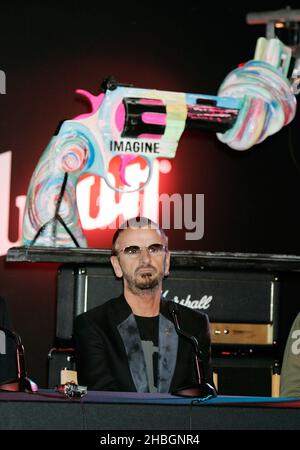 Ringo Starr unveils his uniquely designed replica 'knotted barrel' statue for The Non-Violence Foundation at the Gibson guitar studio, on the anniversary of John Lennons death Stock Photo