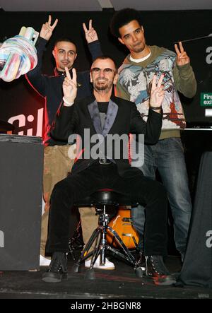 Ringo Starr unveils his uniquely designed replica 'knotted barrel' statue for The Non-Violence Foundation at the Gibson guitar studio, on the anniversary of John Lennons death Stock Photo