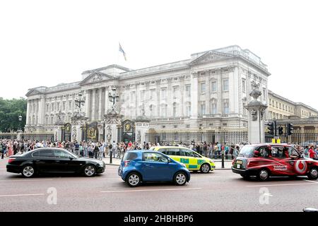 Crowds of well wishers are seen outside Buckingham Palace the day after the royal birth of healthy baby boy to the Duke and Duchess of Cambridge on the 22nd July 2013. He weighed albs 6oz. Stock Photo