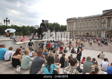 Crowds of well wishers are seen outside Buckingham Palace the day after the royal birth of healthy baby boy to the Duke and Duchess of Cambridge on the 22nd July 2013. He weighed albs 6oz. Stock Photo