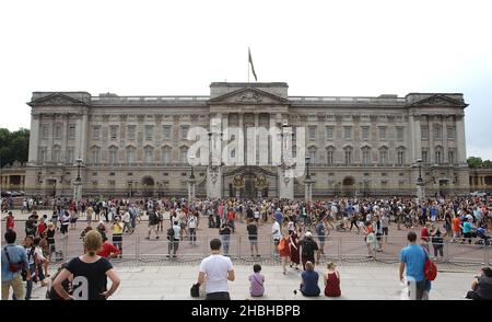 Crowds of well wishers are seen outside Buckingham Palace the day after the royal birth of healthy baby boy to the Duke and Duchess of Cambridge on the 22nd July 2013. He weighed albs 6oz. Stock Photo